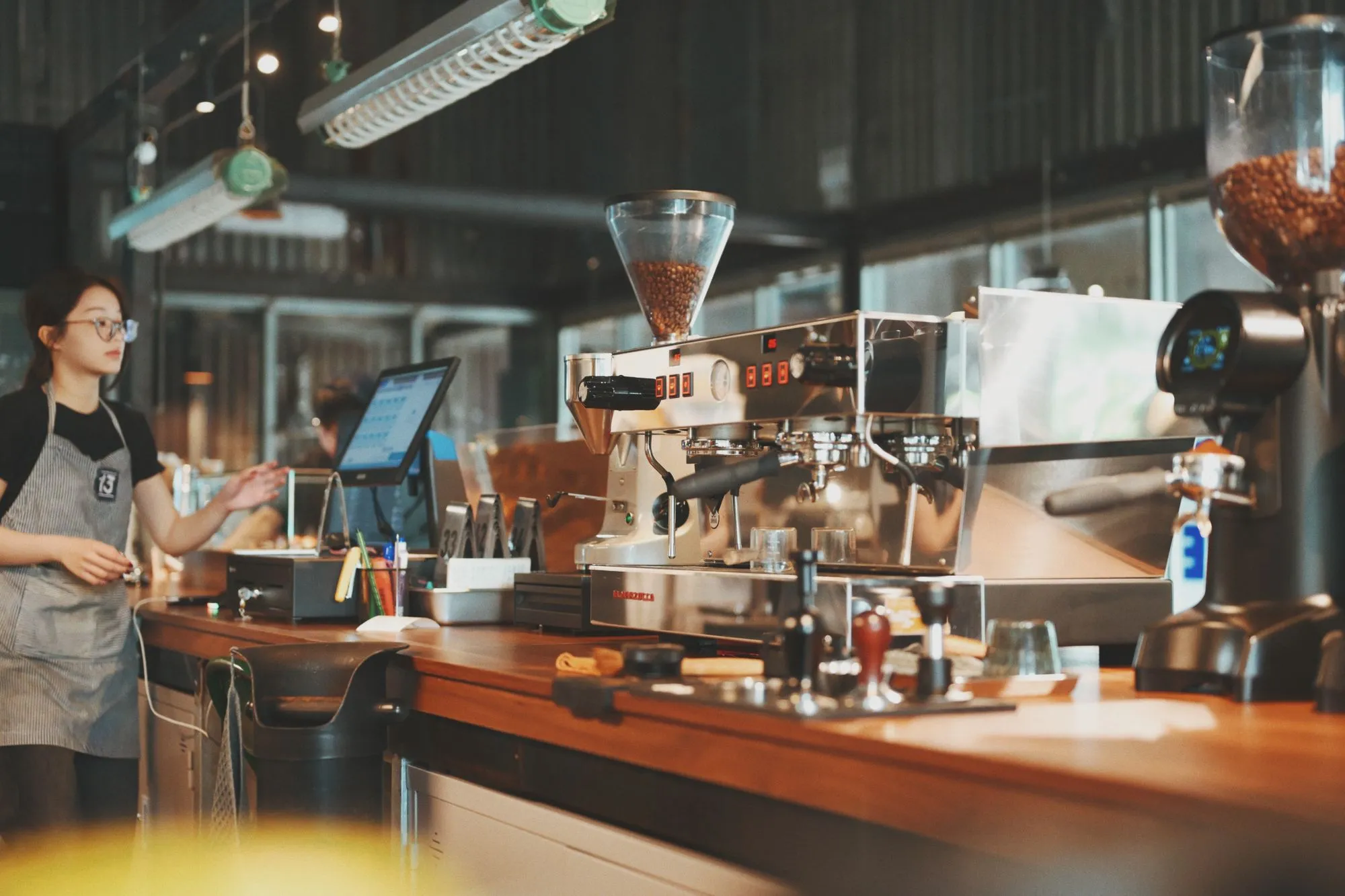 Comptoir de café en service, machine expresso et moulins