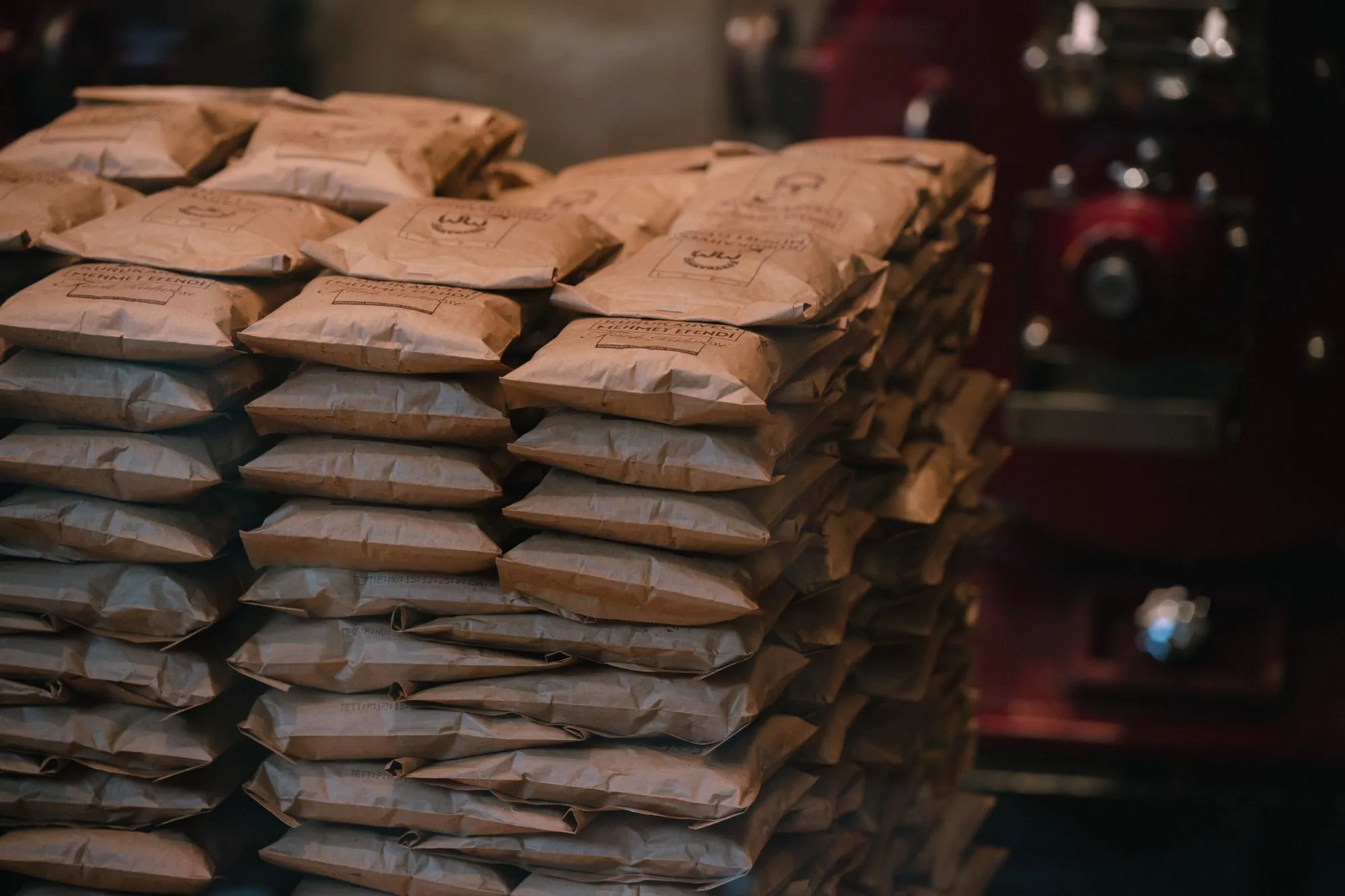 Paquets de café empilés, prêts pour la préparation d'une commande