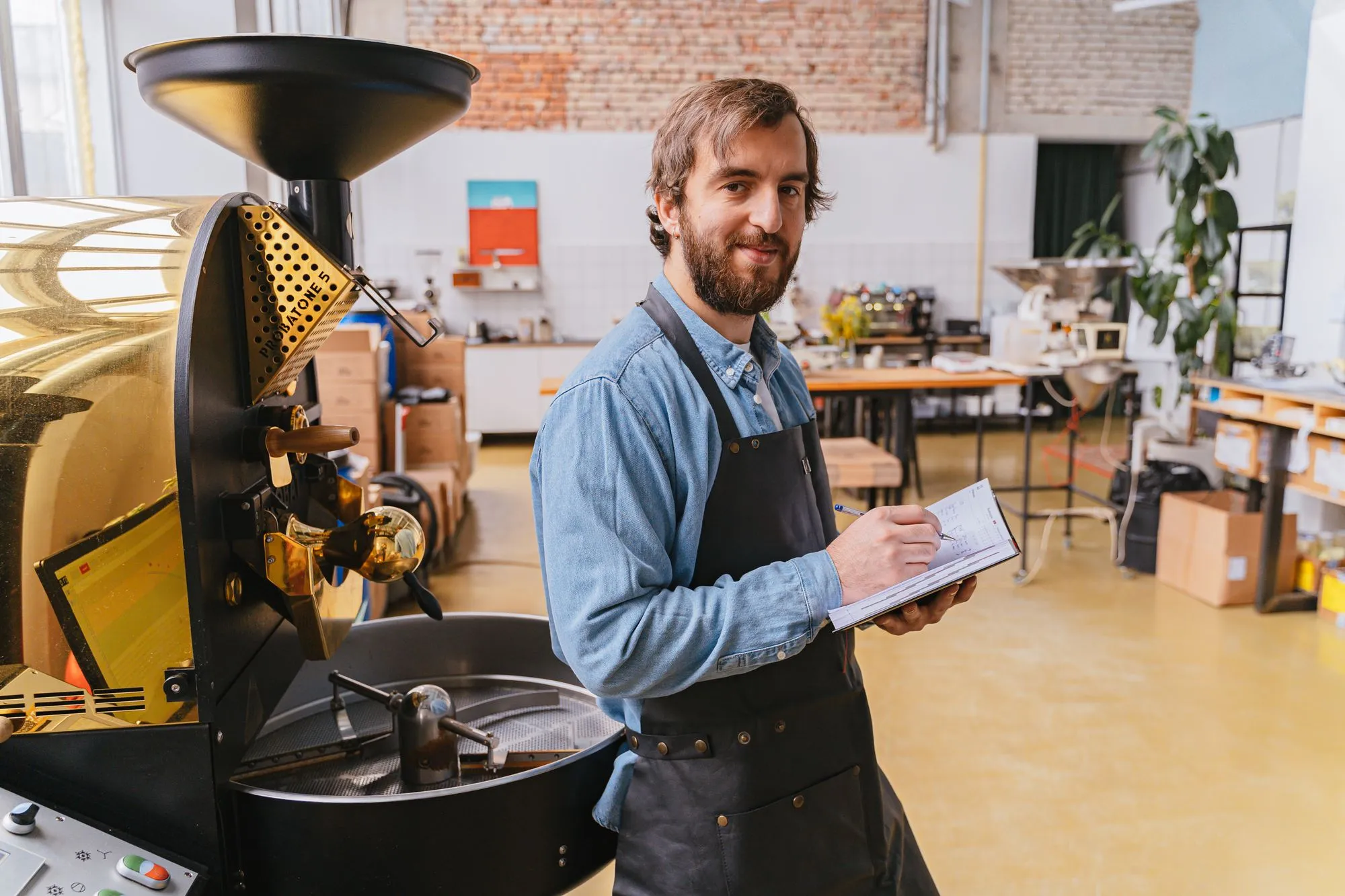 Sacs et paquets de café en grains dans une réserve